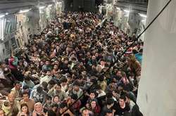 Показали фото з літака, який евакуює людей з Афганістану (фото)