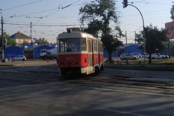 У годину пік у Києві зійшов з рейок трамвай (фото)