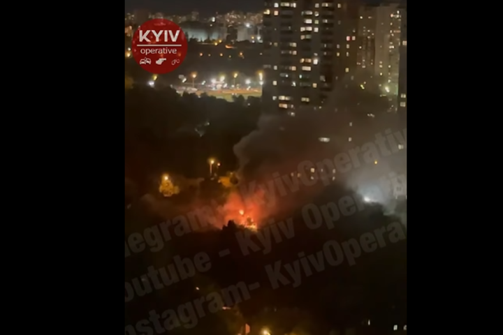 У Києві на Позняках загорівся будинок: очевидці говорять про вибухи