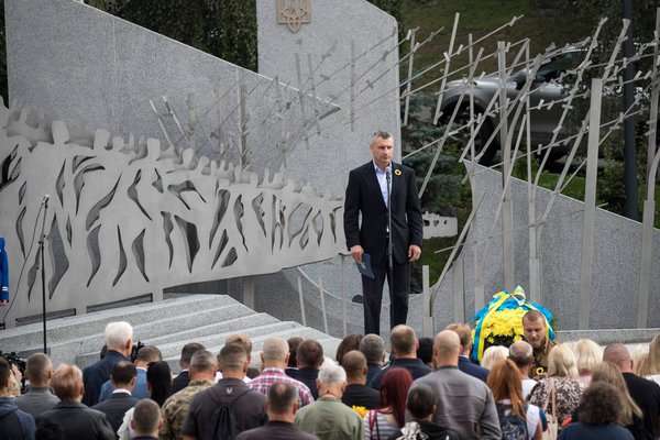 Кличко відкрив Меморіал пам'яті загиблим на Донбасі киянам