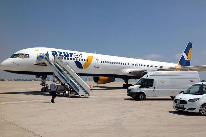 Український літак екстрено сів в Анталії. Свідки говорять про паніку на борту, дим і розгерметизацію