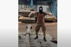 У Харкові блогери вдерлися на військовий завод і станцювали на артустановці (відео) 