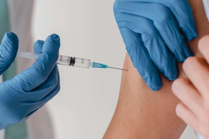 Наскільки ефективною є третя доза вакцини? Ізраїль розкрив дані досліджень