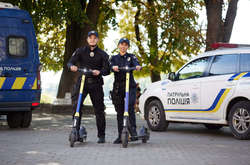 Ужгородська поліція патрулюватиме місто на самокатах (фото)