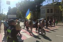 В Одесі переселенці з Донбасу перекрили дорогу і вимагали відновити електрику (фото, відео)