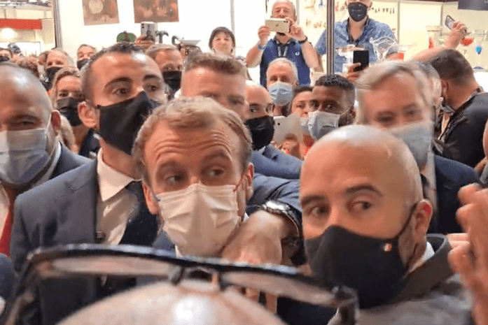 Не впав, як Янукович. У президента Франції жбурнули яйцем (відео)