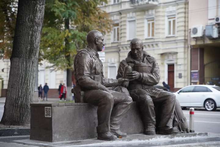 У центрі Києва з’явився артоб’єкт, присвячений рятувальникам (фото)