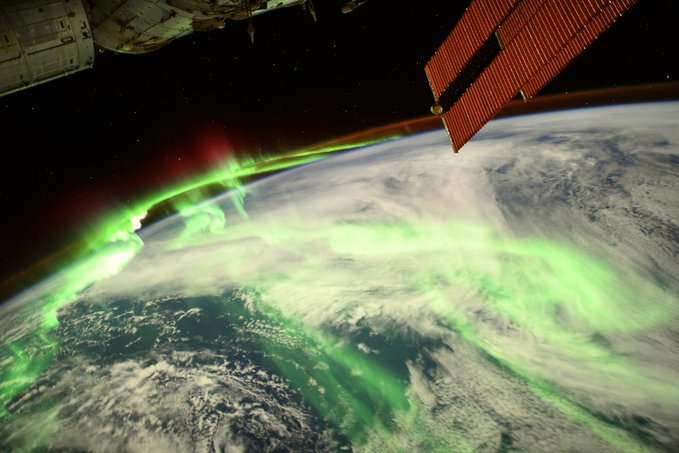 Астронавт показав неймовірне фото полярного сяйва над Землею