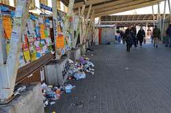 Залізничний вокзал Києва зустрічає гостей міста купами сміття (фото)