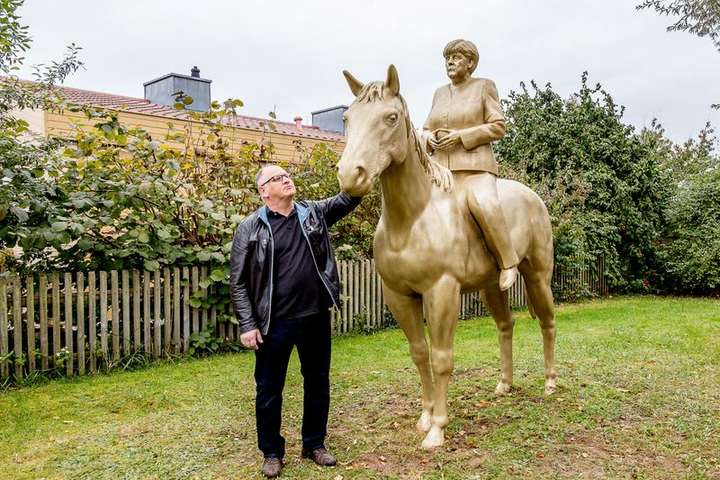 У Німеччині встановлять кінну статую Меркель