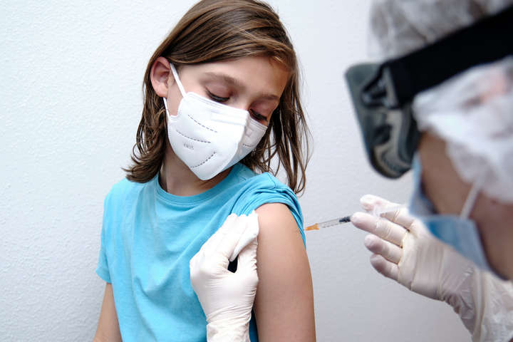 МОЗ дозволив вакцинувати дітей від Covid-19: кого і якою вакциною