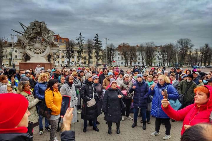  У Хмельницькому люди вийшли на акцію протесту проти «примусової вакцинації» (фото)