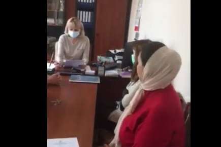 Вчителька, яка не носила маску, тепер відмовляється вакцинуватися (відео)