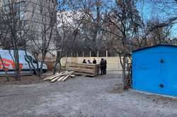 На місці скандальної забудови в Києві знову виріс паркан і з’явились «тітушки» (фото)