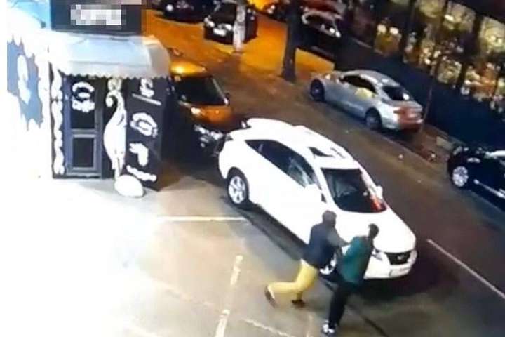 У Києві охоронець паркінгу побив водія (фото)