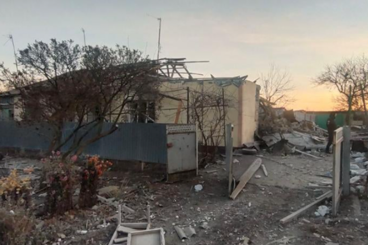 Бойовики обстріляли селище на Донбасі: знищені будинки, люди опинилися під завалами (фото)