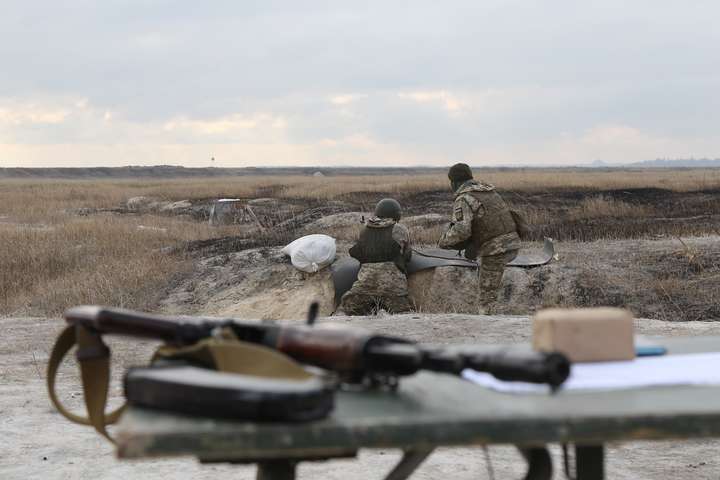 Бойовики поранили на Донбасі українського військового