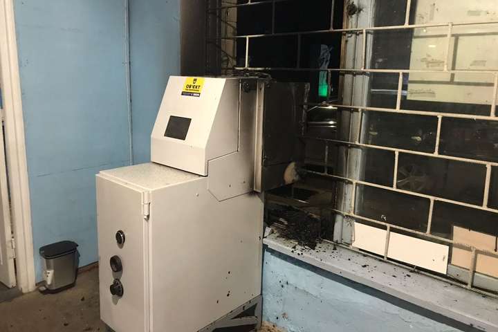 На Київщині чоловік підпалив банкомат (фото)