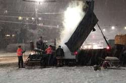 Дорожній скандал у Луцьку: підрядники клали асфальт під час снігопаду (фото)