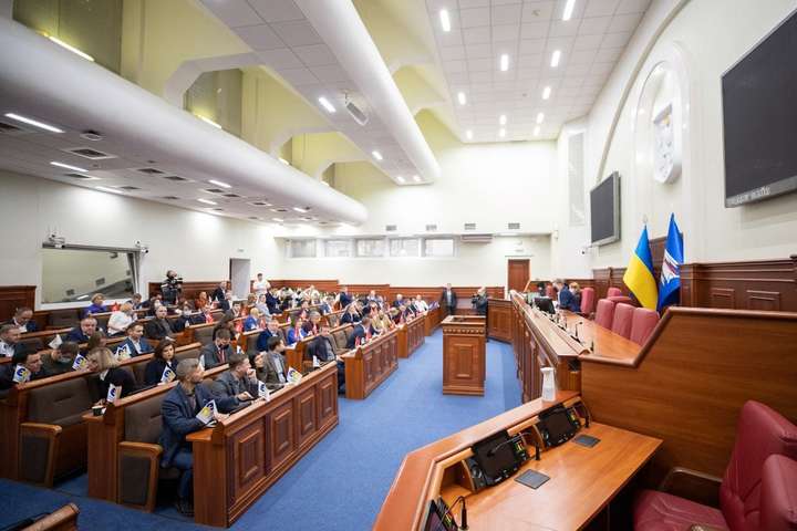 Бюджет на 2022 рік і 300 земельних питань: Київрада зібралась на засідання 
