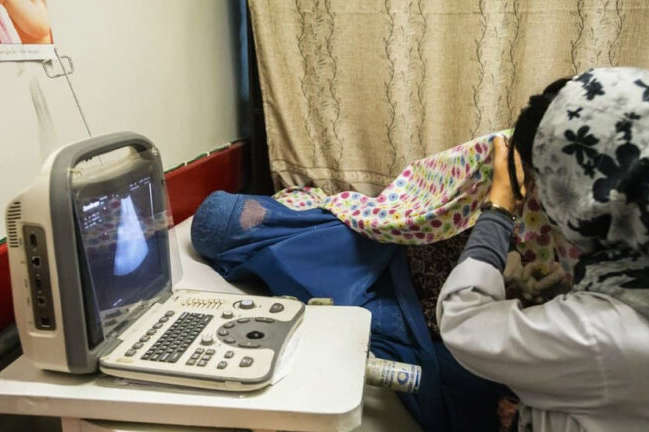 Таліби заборонили жінкам відвідувати лікарів без чоловіка