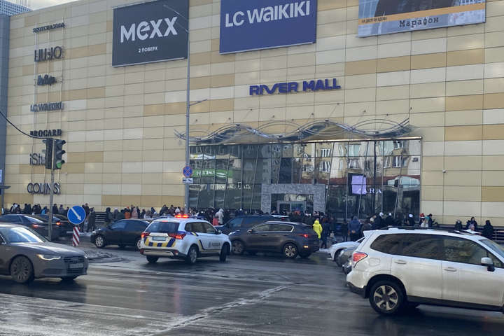 Невідомі «замінували» столичний ТРЦ River Mall: людей терміново евакуювали