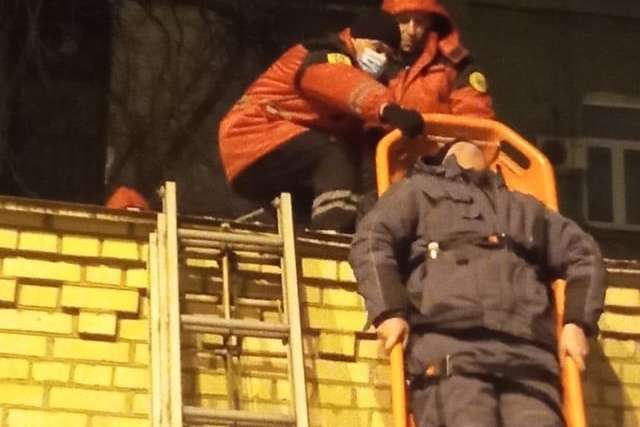 Ледь не добили. Київські рятувальники впустили постраждалого з даху (відео)