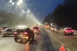 Масштабна ДТП під Києвом. На слизькій трасі зіткнулися десятки автівок (відео)