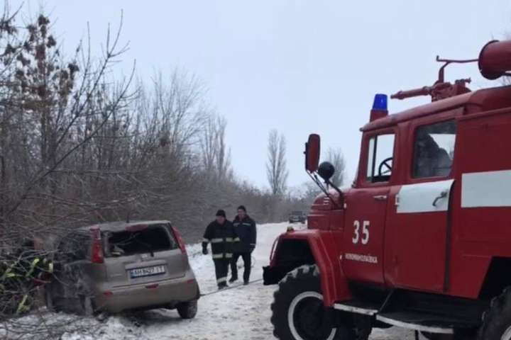 Негода на Запоріжжі. Рятувальники витягують автівки із заметів (фото)