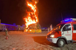 У казахському місті в новорічну ніч згоріла головна ялинка (відео)