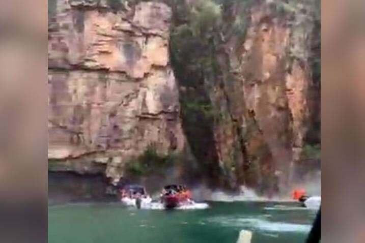 У Бразилії на катери з туристами впала скеля: відео трагедії