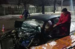 На Київщині вантажівка розчавила автівку з Дідом Морозом за кермом (фото)