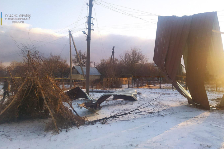 На Житомирщині вітер повалив дерева та зніс дахи (фото) 
