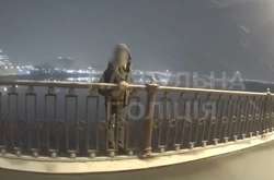 Столичні поліцейські вмовили чоловіка не стрибати з мосту (відео)