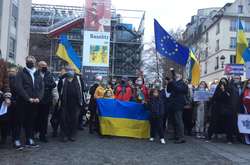 Париж з Україною. У французькій столиці відбулася акція за мир (фото)