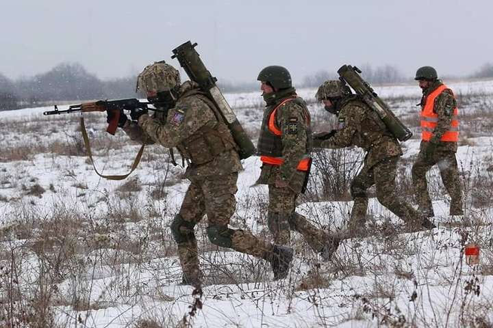 В Луганской области военные тренировались стрелять из огнеметов (фото)