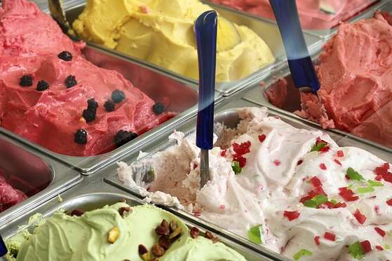 Голка в морозиві: киянка купила небезпечний десерт (відео)