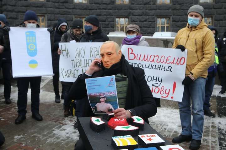 Під Кабміном активісти «змусили» Путіна вивчити українську мову (фото)