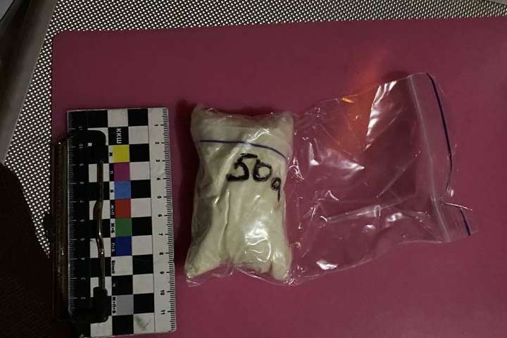 Вінницька поліція на пошті затримала чоловіка, який отримував посилку з наркотиками (фото)