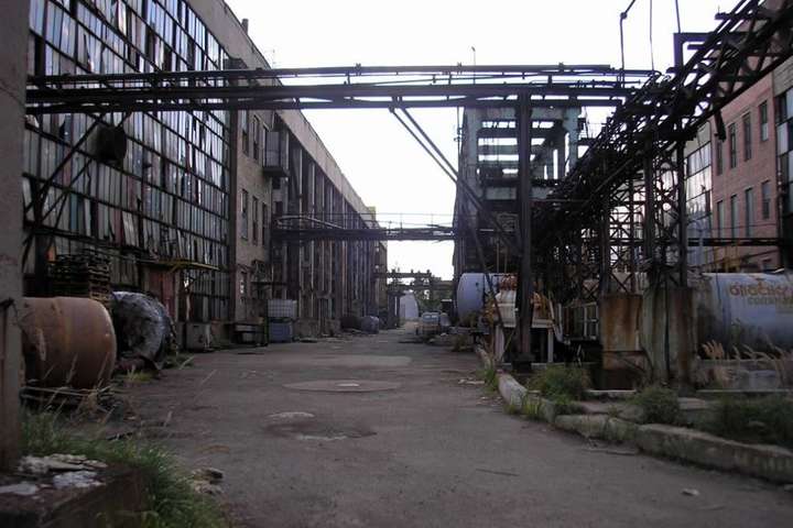 Завод «Радикал» у Києві забруднив повітря і ґрунт біля метро