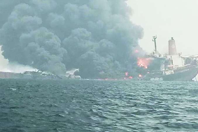 Біля берегів Нігерії вибухнуло судно з нафтою (відео)