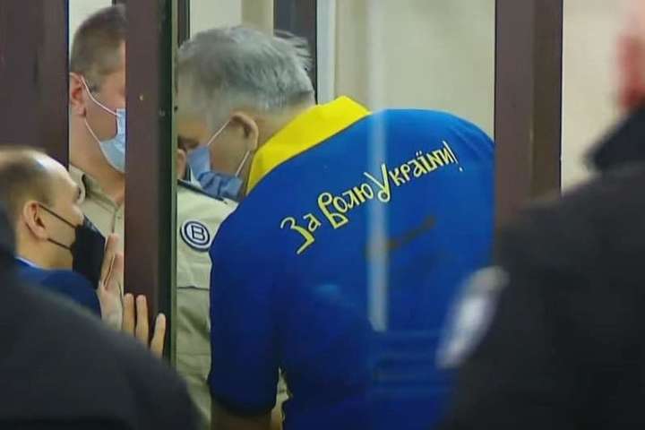 «За волю України». Саакашвілі прийшов на суд у патріотичній футболці (відео)