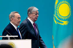 Касим-Жомарт Токаєв (праворуч) усуває від влади людей свого попередника Нурсултана Назарбаєва (ліворуч)
