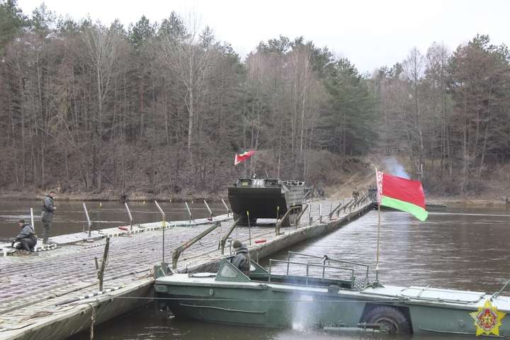 У Білорусі за 6 км від України з’явився понтонний міст (фото)