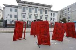 У Києві під посольством Росії з'явилося 11 зламаних дверей (фото)