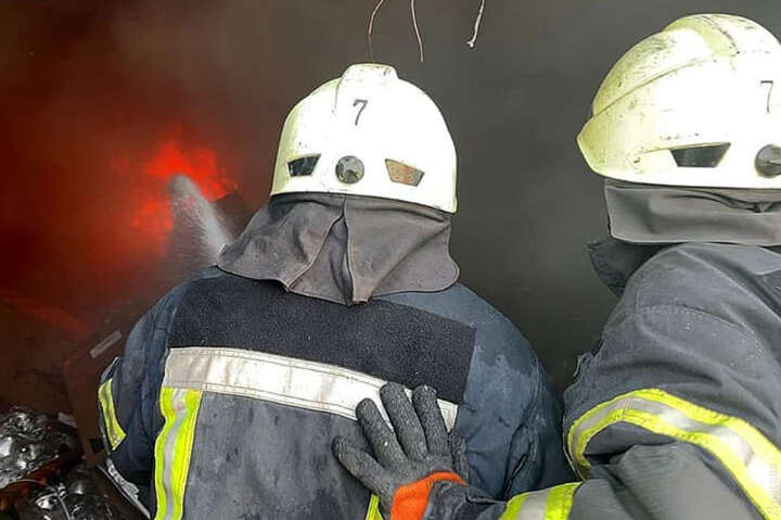 Одеські рятувальники ліквідували пожежу на складах, які спалахнули внаслідок удару росіян (фото) 