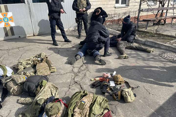 У Києві взяли у полон окупантів, переодягнутих у форму Збройних Сил