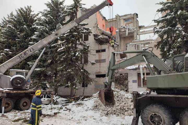 Російські окупанти обстріляли багатоповерхівки Харкова (фото, відео)