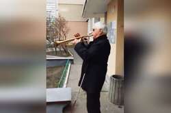 Музика під час війни. Киянин на вулиці зіграв легендарну українську пісню (відео)