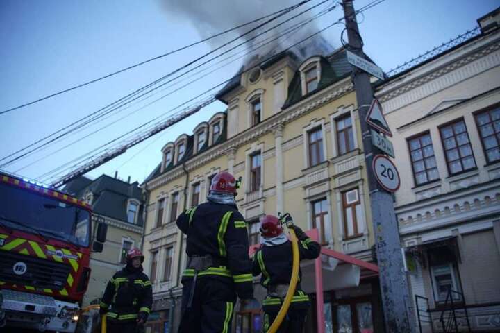 На Подолі в Києві збили безпілотник, зайнялося приміщення «Ощадбанку» (фото)
